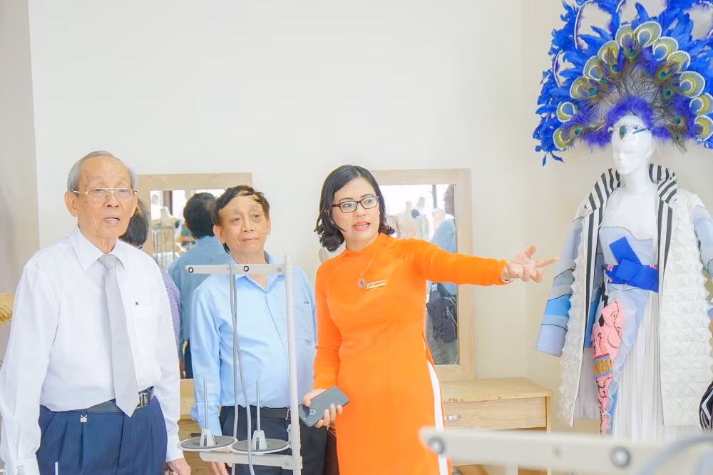 Đại diện nhà trường giới thiệu mô hình đào tạo với lãnh đạo hiệp hội. (Ảnh: TDTU)