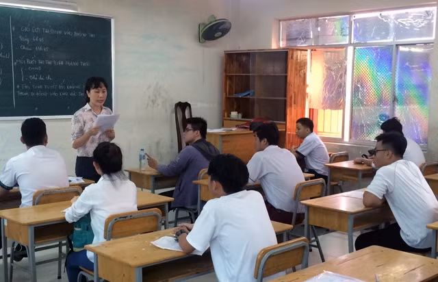 Thông tin "bỏ biên chế" khiến nhiều thày cô giáo bất an. Đã có những ngộ nhận về "biên chế" từ hai phía. Ảnh minh họa: Báo Nhân Dân.