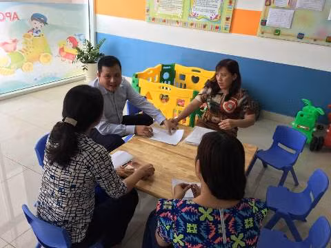Ông Võ Hàn Lam làm việc với lãnh đạo ngành và chính quyền địa phương về vụ việc chiều 17/2 (ảnh: P.L)