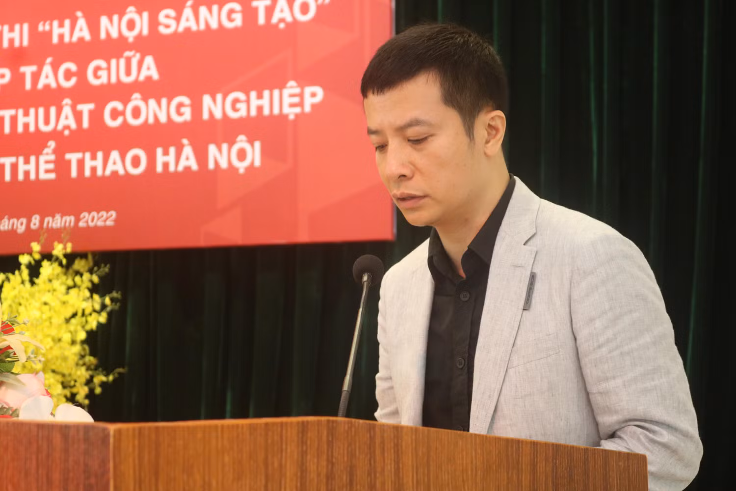 Thầy Lưu Việt Thắng - Đại diện Ban tổ chức công bố thể lệ cuộc thi.