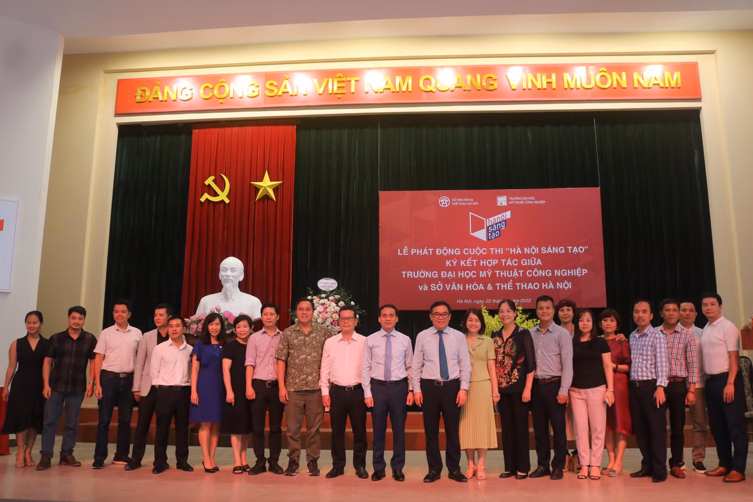 Cuối buổi lễ, đại diện Trường Đại học Mỹ thuật Công nghiệp cùng lãnh đạo Sở Văn hóa và Thể thao Hà Nội và các đại biểu chụp ảnh lưu niệm.
