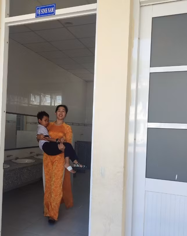 gdvn-giáo viên bồng hs.jpg
