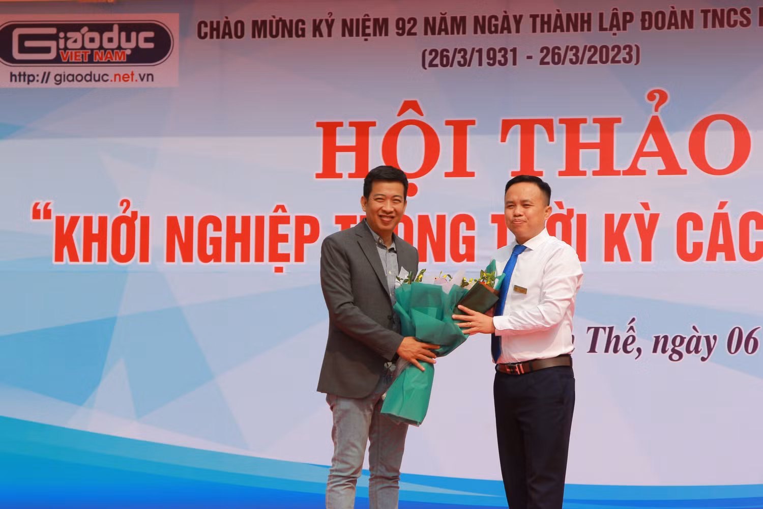 Thầy Vũ Đình Nghiệp - Hiệu trưởng Trường trung học phổ thông Mỏ Trạng tặng hoa cảm ơn diễn giả và gửi lời cảm ơn Tạp chí điện tử Giáo dục Việt Nam đã đưa buổi hội thảo ý nghĩa này đến học sinh của trường. (Ảnh: Mạnh Đoàn)