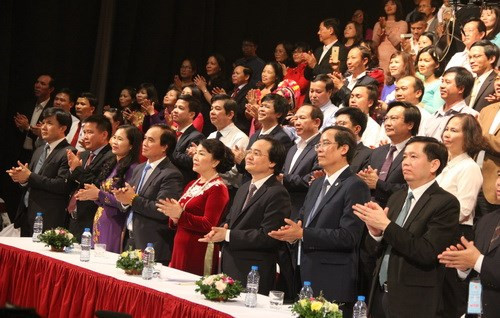Cả khán phòng vỗ tay tôn vinh những câu chuyện đẹp giữa đời thường của các thầy, cô giáo.