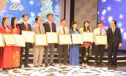 Bộ trưởng Phùng Xuân Nhạ tặng Bằng khen cho các thầy, cô có thành tích xuất sắc trong sự nghiệp trồng người.