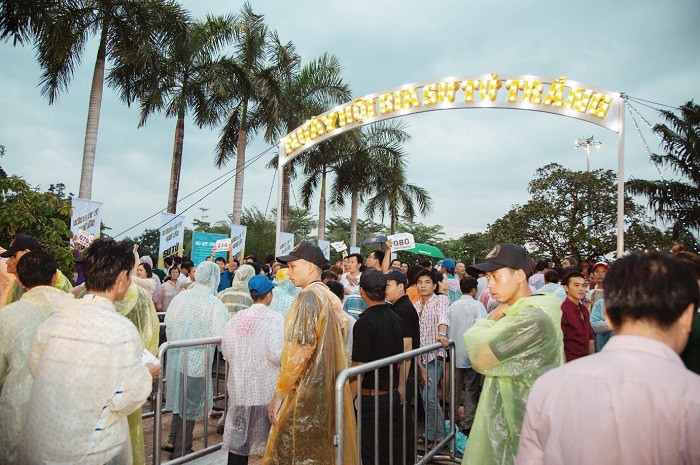 5,000 anh em chí lớn bất chấp trời mưa để tham dự lễ hội bia Sư Tử Trắng tại Cao Lãnh ngày 11/11/2017. 5,000 anh em chí lớn bất chấp trời mưa để tham dự lễ hội bia Sư Tử Trắng tại Cao Lãnh ngày 11/11/2017.