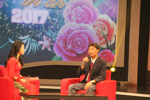 Thầy giáo Đặng Văn Cương với câu chuyện đầy xúc động về cậu học trò tí hon Đinh Văn K'Rể.