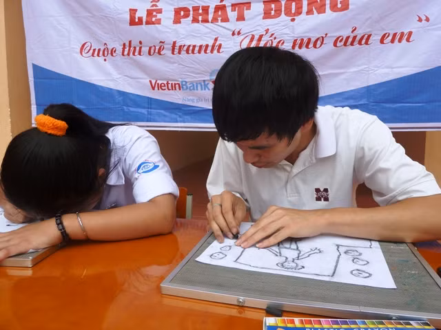Trần Văn Hoàng và Vương Thu Phương lần mò từng nét vẽ để thể hiện ước mơ đầy màu sắc, có hồn của mình. Trần Văn Hoàng và Vương Thu Phương lần mò từng nét vẽ để thể hiện ước mơ đầy màu sắc, có hồn của mình.