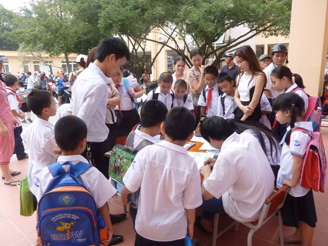 Rất nhiều học sinh, phụ huynh đứng xem và ngưỡng mộ khả năng hội họa của HS khiếm thị. Rất nhiều học sinh, phụ huynh đứng xem và ngưỡng mộ khả năng hội họa của HS khiếm thị.