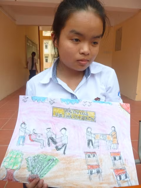 Đối với em Vương Thu Phương (HS lớp 7A), ngay từ bé em đã có ước mơ trở thành nhà thiết kế thời trang nổi tiếng và luật sư giỏi. Cách đây 7 năm, em không may bị teo gai thị giác nên giờ chỉ nhìn thấy mờ mờ, phải học chữ nổi như các bạn khiếm thị. Vừa cúi sát bức vẽ, Phương nắn nót tô màu thể hiện “ước mơ của học sinh khiếm thị”. Đối với em Vương Thu Phương (HS lớp 7A), ngay từ bé em đã có ước mơ trở thành nhà thiết kế thời trang nổi tiếng và luật sư giỏi. Cách đây 7 năm, em không may bị teo gai thị giác nên giờ chỉ nhìn thấy mờ mờ, phải học chữ nổi như các bạn khiếm thị. Vừa cúi sát bức vẽ, Phương nắn nót tô màu thể hiện “ước mơ của học sinh khiếm thị”.