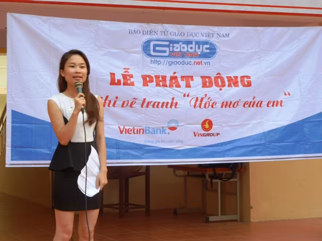Chiều ngày 08/10, Báo Giáo dục Việt Nam tổ chức lễ phát động cuộc thi “Ước mơ của em” tại Trường Tiểu học Nguyễn Đình Chiểu (Lạc Trung, Hà Nội).Nhấn mạnh đến ý nghĩa của chương trình, bà Chung Lan Phương – đại diện truyền thông của báo cho biết, đây là một trong những hoạt động từ thiện của báo GDVN tổ chức như Bữa cơm có thịt vùng cao, lớp học Hy vọng, Nhân ái dành cho các bệnh nhi tại hai bệnh viên Nhi TƯ và Huyết học truyền máu TƯ nhằm đem đến những tình cảm tốt đẹp, cây cầu nối nhân ái giữa con người với con người. Chiều ngày 08/10, Báo Giáo dục Việt Nam tổ chức lễ phát động cuộc thi “Ước mơ của em” tại Trường Tiểu học Nguyễn Đình Chiểu (Lạc Trung, Hà Nội).Nhấn mạnh đến ý nghĩa của chương trình, bà Chung Lan Phương – đại diện truyền thông của báo cho biết, đây là một trong những hoạt động từ thiện của báo GDVN tổ chức như Bữa cơm có thịt vùng cao, lớp học Hy vọng, Nhân ái dành cho các bệnh nhi tại hai bệnh viên Nhi TƯ và Huyết học truyền máu TƯ nhằm đem đến những tình cảm tốt đẹp, cây cầu nối nhân ái giữa con người với con người.