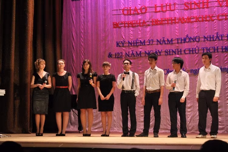 Tốp ca “ Nụ cười” giữa sinh viên Việt Nam và các bạn Nga.