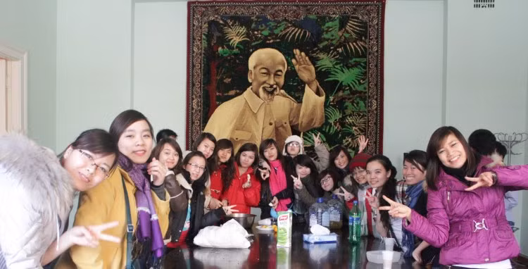 Chụp ảnh lưu niệm trong phòng Bác Hồ Chụp ảnh lưu niệm trong phòng Bác Hồ