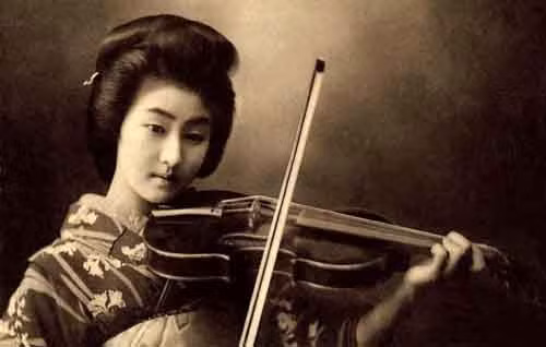 Geisha mua vui cho khách hàng bằng các kỹ năng nhảy múa và ca hát mà họ đã phải gian khổ tập luyện từ khi còn nhỏ.