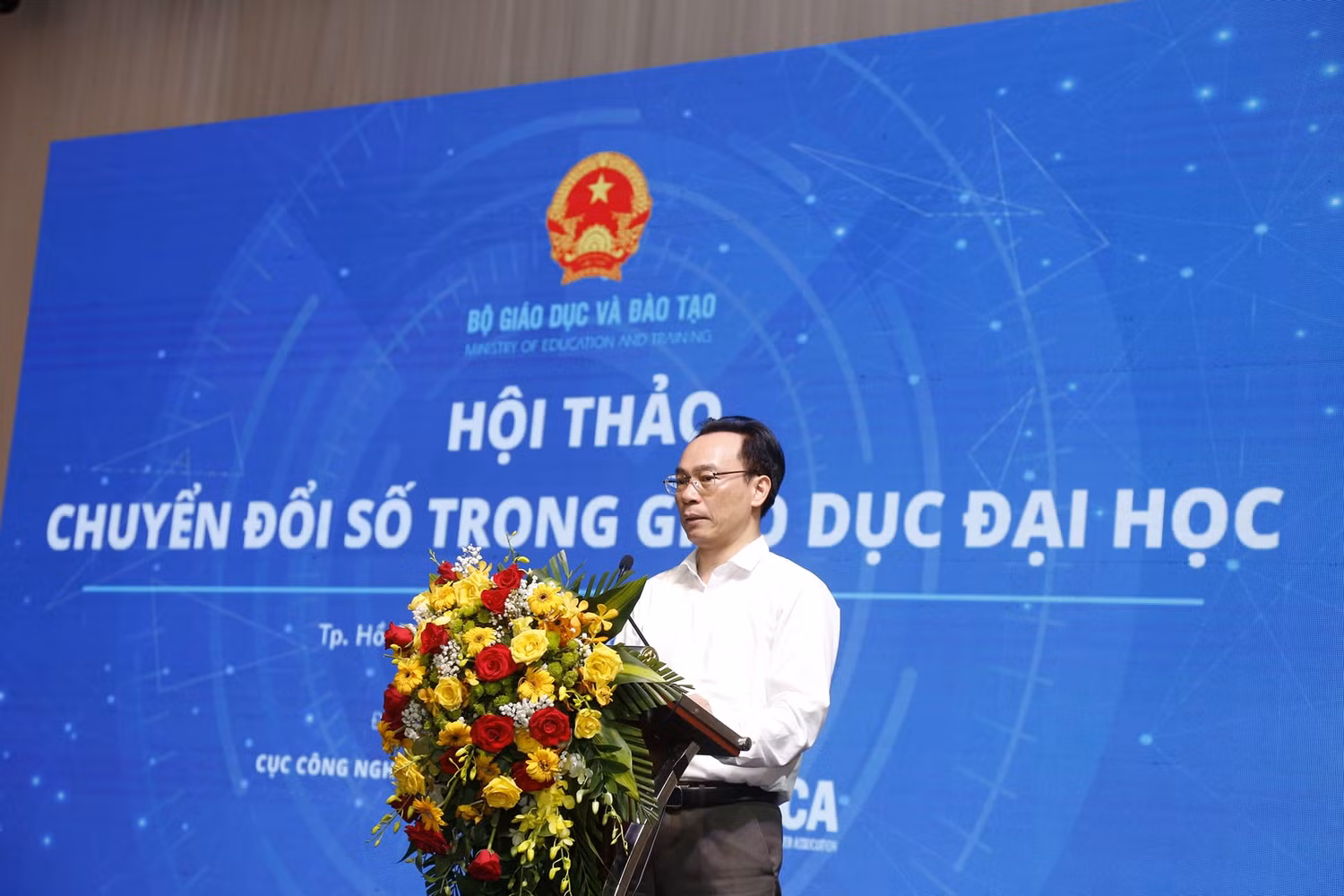 Thứ trưởng Bộ giáo dục và Đào tạo Hoàng Minh Sơn phát biểu tại hội thảo (ảnh: P.L)
