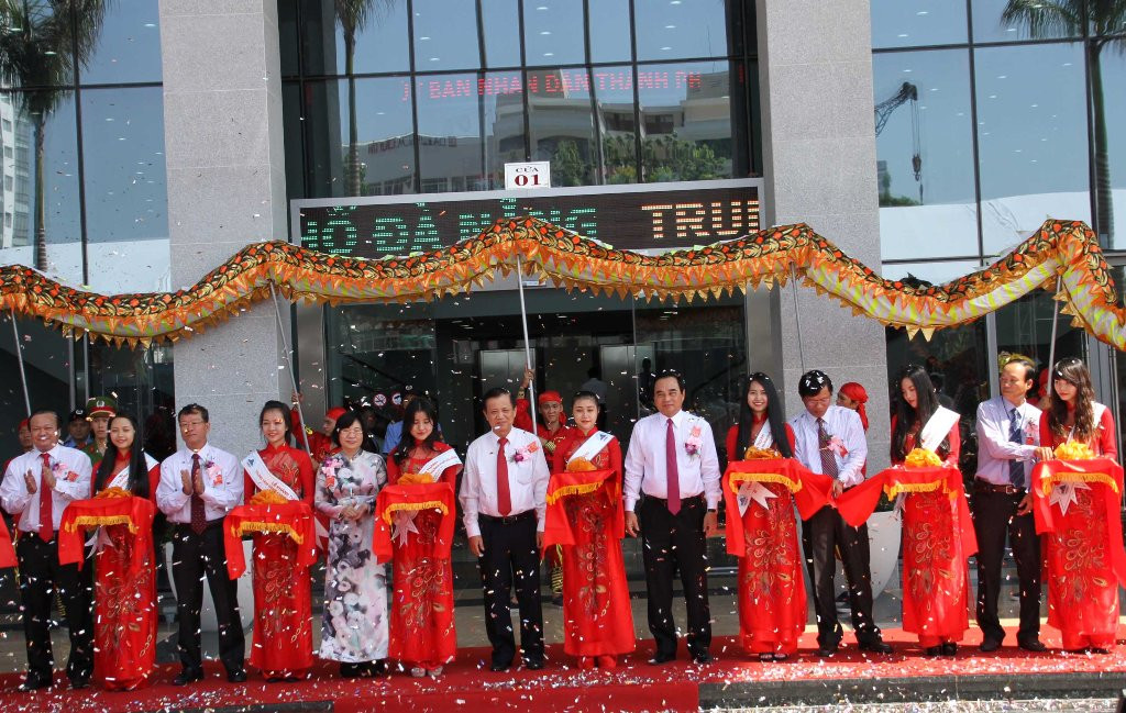 Lãnh đạo TP Đà Nẵng ngày cắt băng khánh thành tòa nhà Trung tâm hành chính tập trung và đánh giá cao tòa nhà này. Nhưng sau hơn 2 năm sử dụng, chính quyền Đà Nẵng lại nói tòa nhà tồn tại nhiều bất cập, muốn chuyển các sở, ban ngành đi nơi khác...!?. Ảnh: Hoàng Tuấn