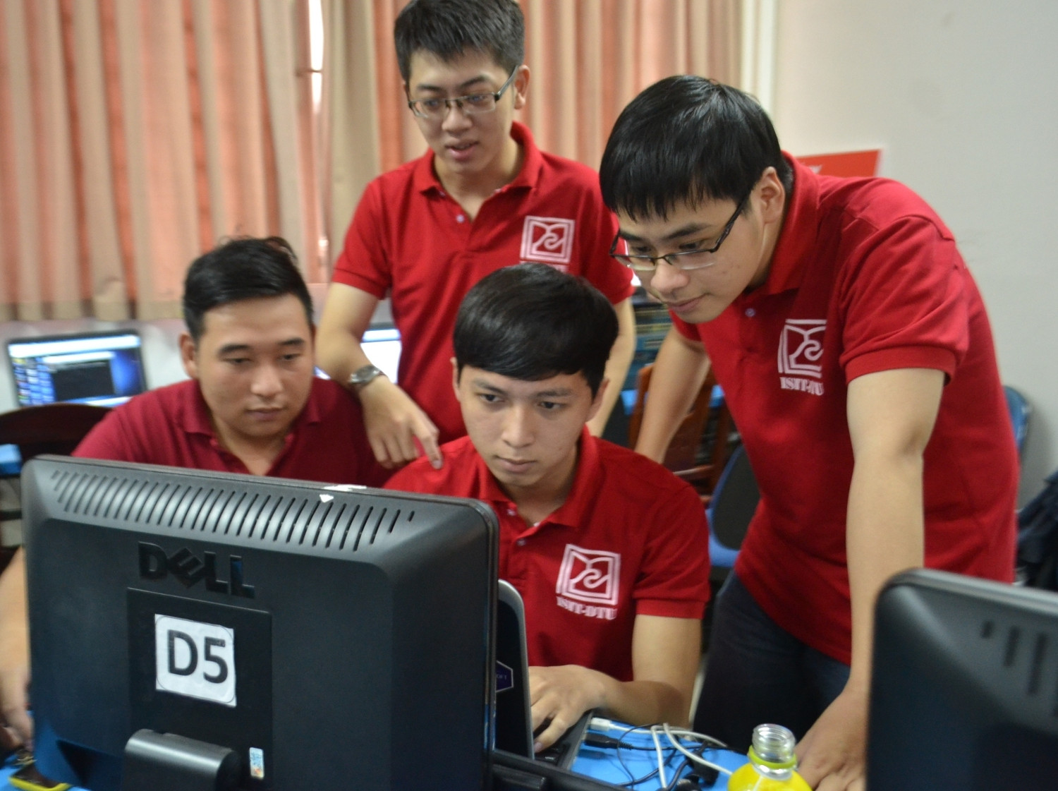 "Đội đặc nhiệm" công nghệ ISIT DTU-1 luyện tập các phương án tác chiến chuẩn bị cho cuộc thi sắp tới tại Hà Nội. (Ảnh: An Nguyên)