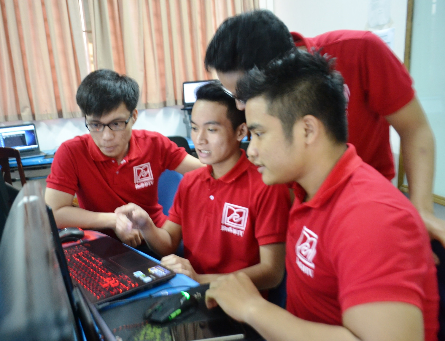 Các thành viên đội Buff – DTU2 cũng lên phương án luyện tập của riêng mình. (Ảnh: An Nguyên)