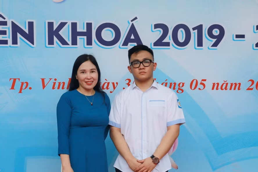Cô Cao Thị Lan Thanh cùng em Trương Văn Quốc Bảo. (Ảnh: NVCC). Cô Cao Thị Lan Thanh cùng em Trương Văn Quốc Bảo. (Ảnh: NVCC).