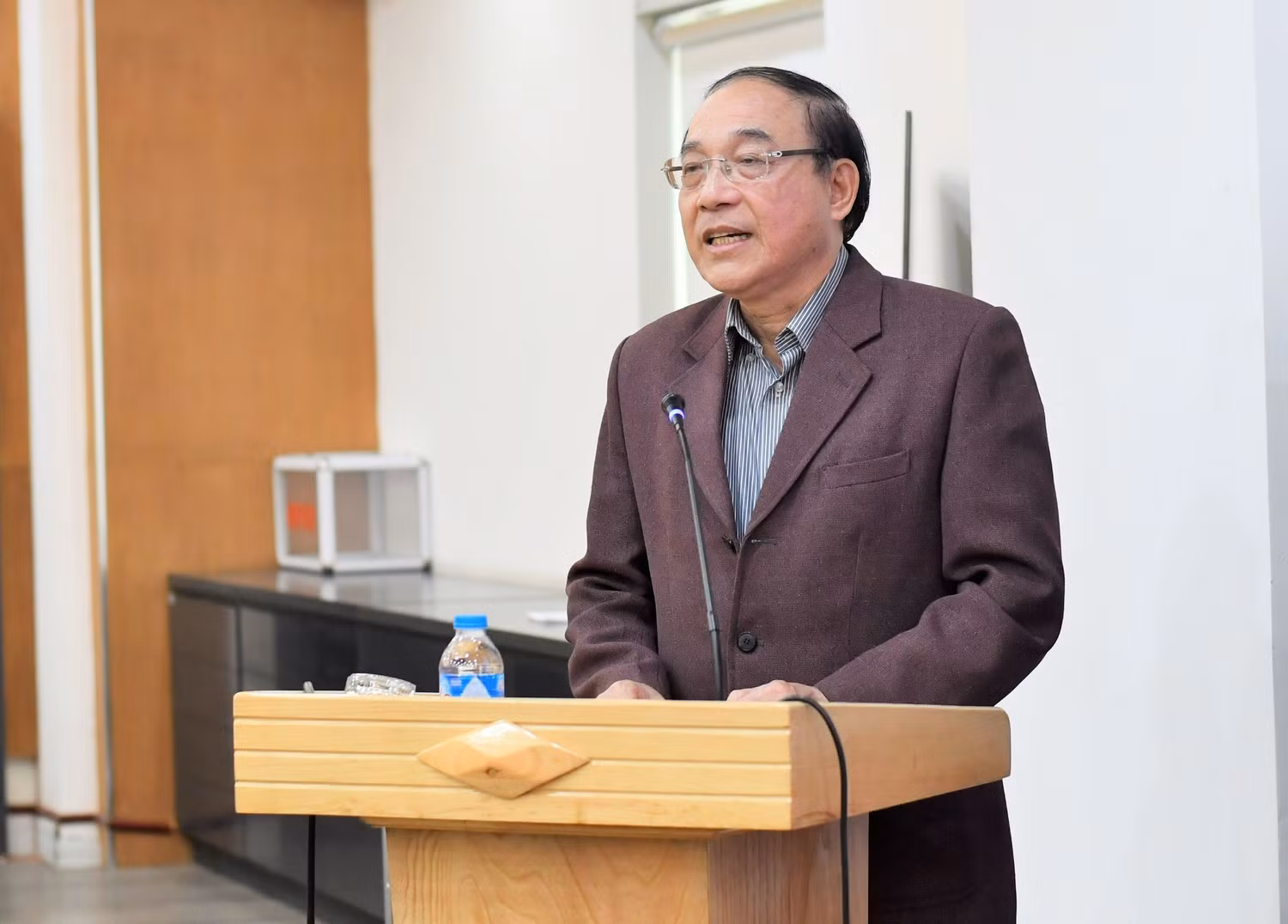 Tiến sĩ Nguyễn Huy Chương, Chủ tịch Liên chi hội các Thư viện đại học khu vực phía Bắc (NALA) phát biểu tại buổi lễ. (Ảnh: Huệ Mai). Tiến sĩ Nguyễn Huy Chương, Chủ tịch Liên chi hội các Thư viện đại học khu vực phía Bắc (NALA) phát biểu tại buổi lễ. (Ảnh: Huệ Mai).