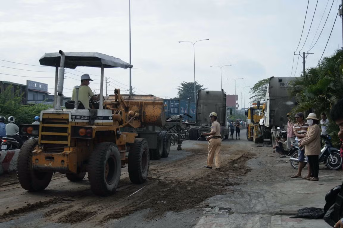 Xe cứu hộ di dời xe container gặp nạn