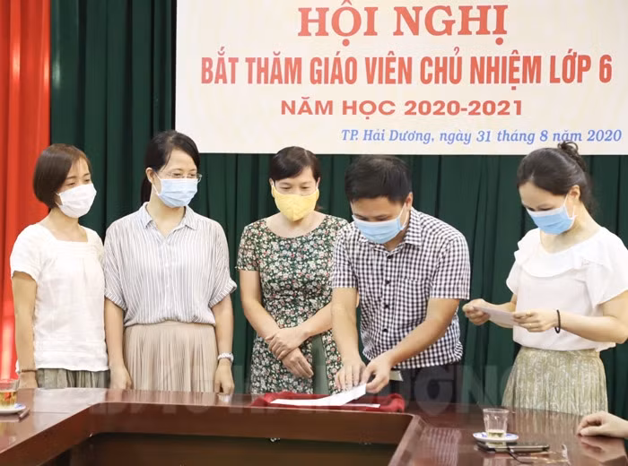 Trường Trung học cơ sở Lê Quý Đôn (thành phố Hải Dương) tổ chức bốc thăm giáo viên chủ nhiệm (Ảnh: Báo Hải Dương)