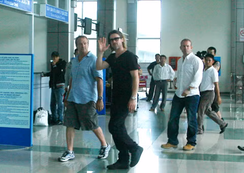 Brad Pitt vẫy tay thân thiện chào người hâm mộ và cánh săn ảnh.