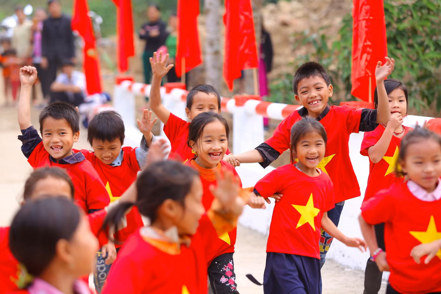 Từ nay, trẻ em trong thôn sẽ không còn phải nghỉ học vào những ngày mưa lũ, không phải đi qua cây cầu tạm với nhiều nguy hiểm rình rập.
