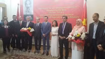 Đại biểu quốc tế chụp ảnh tại buổi lễ. (Ảnh: Trương Anh Tuấn/Vietnam+)