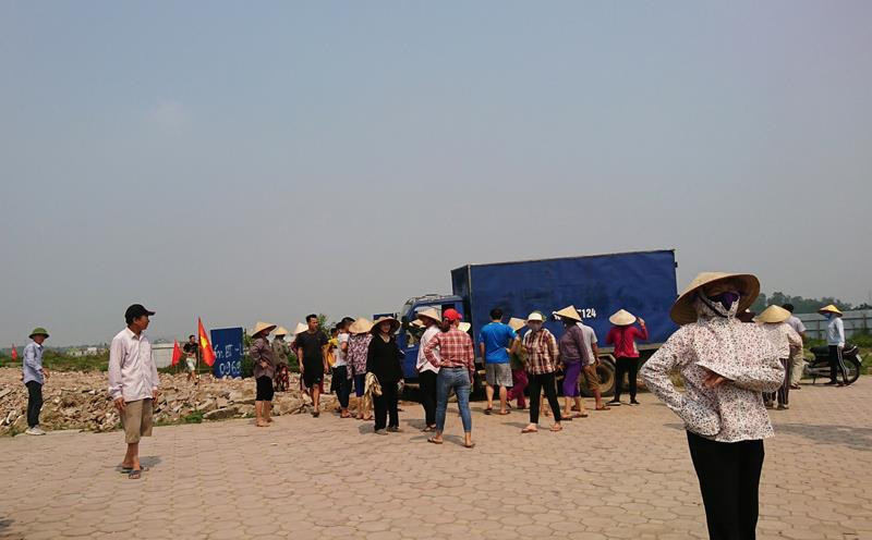 Người dân tụ tập đông người và làm đường trái phép tại Khu đô thị Thanh Hà - Cienco 5. Người dân tụ tập đông người và làm đường trái phép tại Khu đô thị Thanh Hà - Cienco 5.
