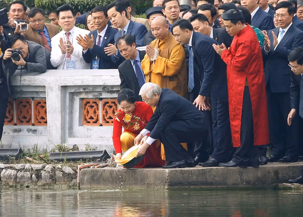 Tổng Bí thư, Chủ tịch nước thả cá chép tại hồ Hoàn Kiếm ảnh 6 Tổng Bí thư, Chủ tịch nước thả cá chép tại hồ Hoàn Kiếm ảnh 6