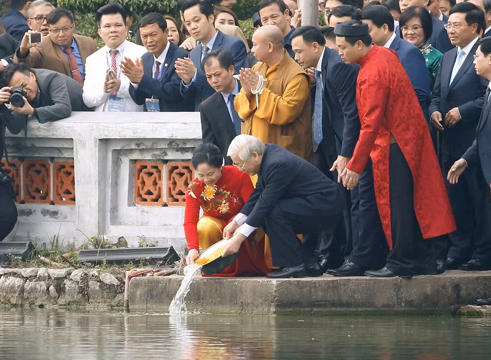 Tổng Bí thư, Chủ tịch nước thả cá chép tại hồ Hoàn Kiếm ảnh 5 Tổng Bí thư, Chủ tịch nước thả cá chép tại hồ Hoàn Kiếm ảnh 5