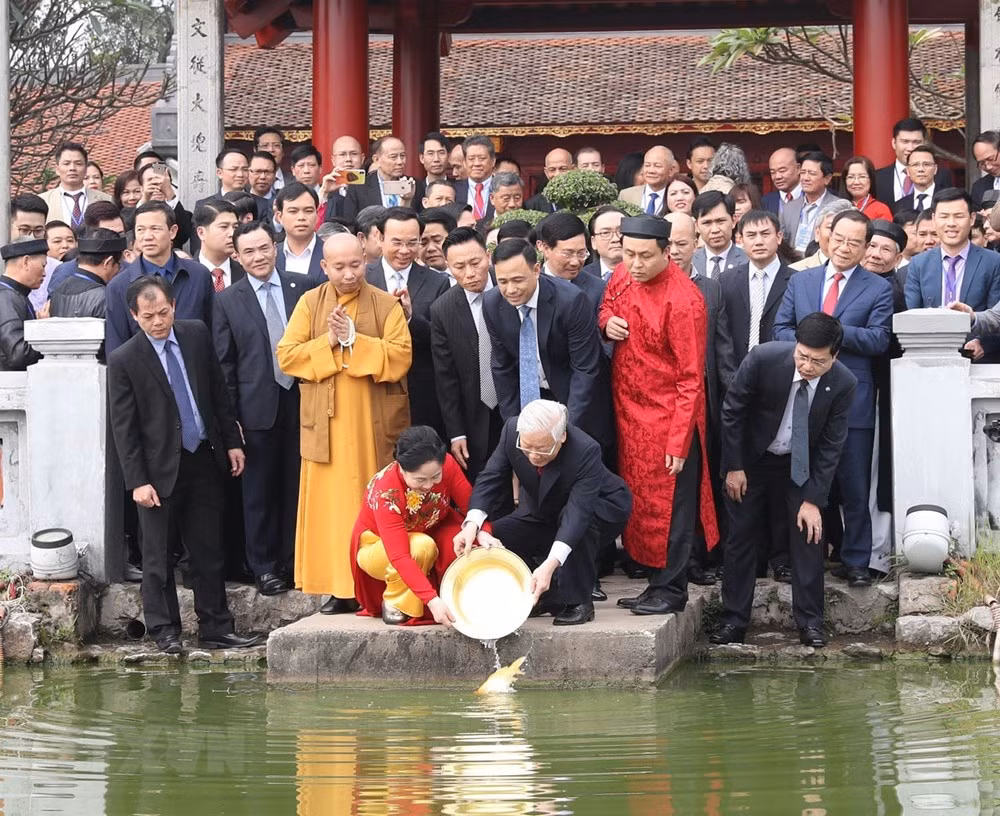 Tổng Bí thư, Chủ tịch nước thả cá chép tại hồ Hoàn Kiếm ảnh 4 Tổng Bí thư, Chủ tịch nước thả cá chép tại hồ Hoàn Kiếm ảnh 4