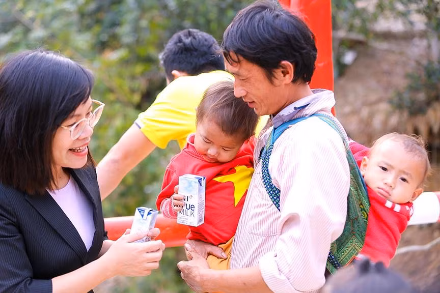 Tại Lễ khánh thành, Quỹ Vì Tầm Vóc Việt và Tập đoàn TH trao tặng 55 phần quà gồm sữa tươi TH true MILK và đồ dùng học tập, Quỹ Nhân ái - Báo Dân trí đồng thời trao tặng 55 suất áo ấm cho các cháu học sinh mầm non và tiểu học tại địa phương.