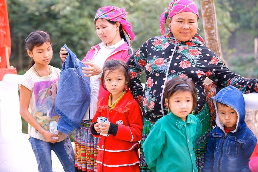 Bà con và trẻ em sinh sống tại thôn Khuổi Luồn là đối tượng hưởng lợi chính của công trình thiện nguyện này. Trong quá trình xây cầu, đơn vị thi công đã nhận được sự hưởng ứng, giúp đỡ nhiệt tình của bà con trong thôn về sức người, sức của.