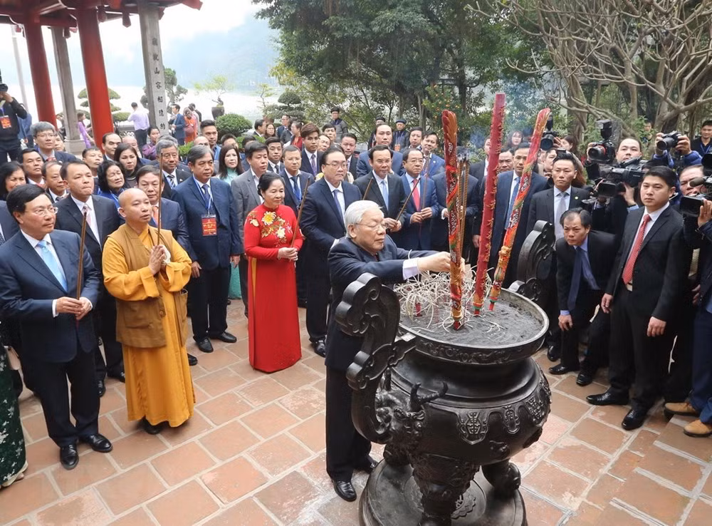 Tổng Bí thư, Chủ tịch nước Nguyễn Phú Trọng, Phu nhân và các đại biểu dâng hương tại đền Ngọc Sơn, Hà Nội. (Ảnh: Lâm Khánh/TTXVN) Tổng Bí thư, Chủ tịch nước Nguyễn Phú Trọng, Phu nhân và các đại biểu dâng hương tại đền Ngọc Sơn, Hà Nội. (Ảnh: Lâm Khánh/TTXVN)