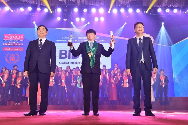 Ngày 06/4/2019, BIDV được vinh danh “Top 10 doanh nghiệp Thương hiệu mạnh Việt Nam 2018” Ngày 06/4/2019, BIDV được vinh danh “Top 10 doanh nghiệp Thương hiệu mạnh Việt Nam 2018”