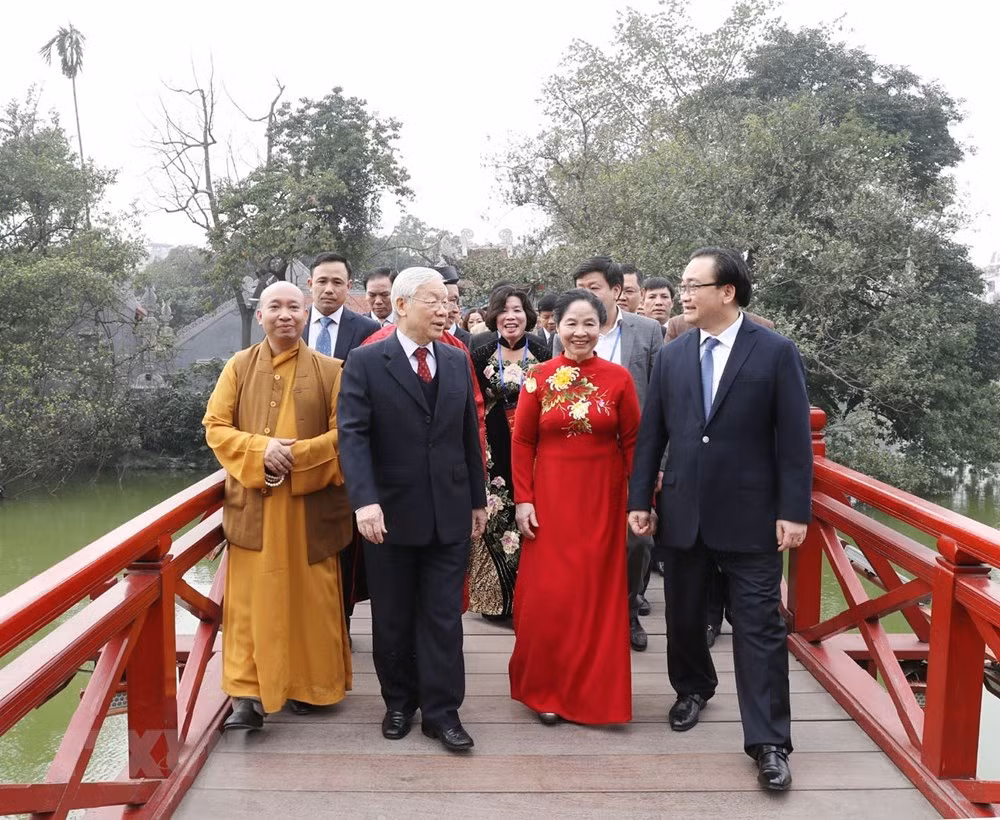 Tổng Bí thư, Chủ tịch nước thả cá chép tại hồ Hoàn Kiếm ảnh 3 Tổng Bí thư, Chủ tịch nước thả cá chép tại hồ Hoàn Kiếm ảnh 3