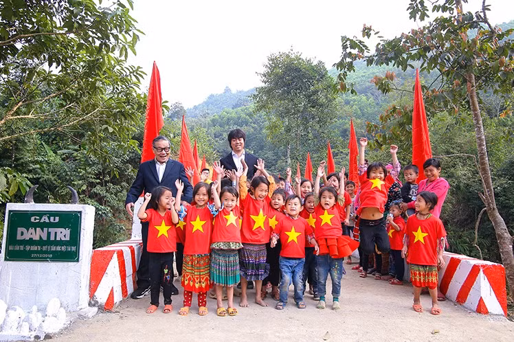Thôn Khuổi Luồn có 12 em hàng ngày phải đi qua cầu để lên xã học. 19 em nhỏ đang theo học từ lớp 1 đến lớp 3, được học tại điểm trường ngay trong thôn. Với cây cầu này, các em sẽ được tập trung học tại điểm trường chính của xã, giáo viên không cần phải vào thôn đi dạy mỗi ngày nữa.