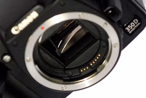 Màn trập của DSLR có tuổi thọ dao động từ 100.000 tới 150.000 lần. Ảnh: Goldfries.