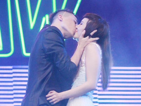 Lần đầu tiên song ca cùng nhau nhưng cả hai đã khiến khán giả bất ngờ bởi nụ hôn của cặp đôi đang yêu nhau ngoài đời này. (Theo bee)