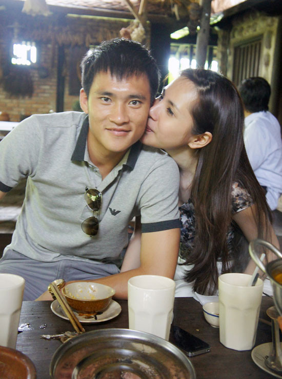 Cặp đôi Công Vinh - Thủy Tiên "hồn nhiên" trao nhau nụ hôn trong một quán ăn.