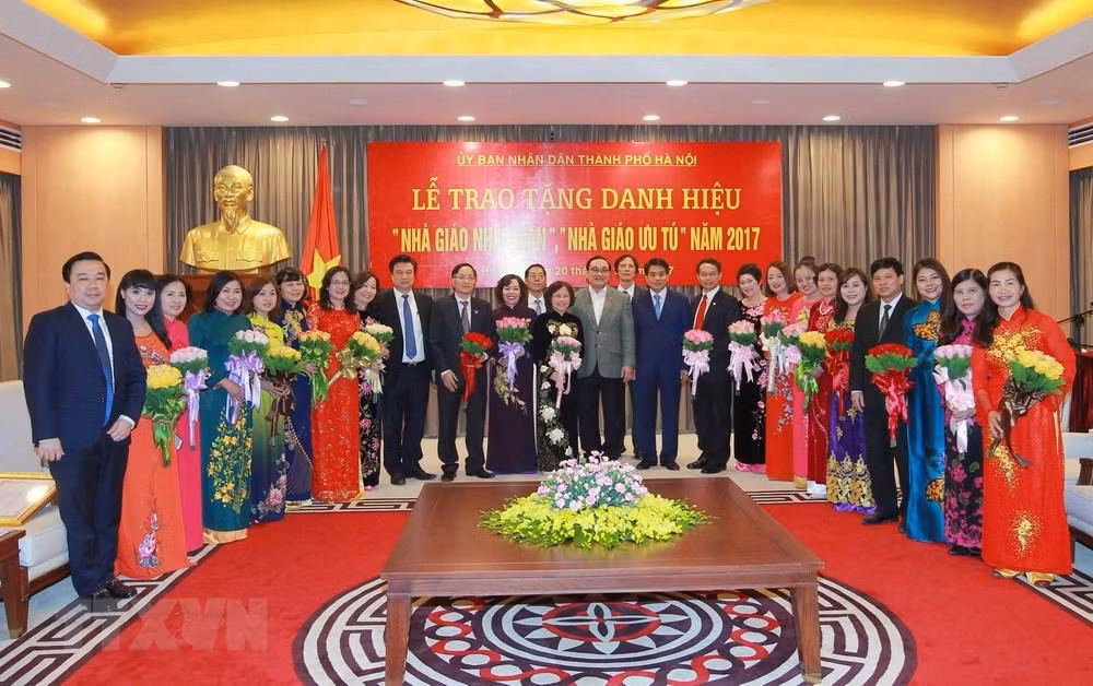 Các nhà giáo ở Thành phố Hà Nội được trao danh hiệu Nhà giáo Nhân dân, Nhà giáo Ưu tú năm 2017 (Ảnh minh họa, nguồn: TTXVN) Các nhà giáo ở Thành phố Hà Nội được trao danh hiệu Nhà giáo Nhân dân, Nhà giáo Ưu tú năm 2017 (Ảnh minh họa, nguồn: TTXVN)
