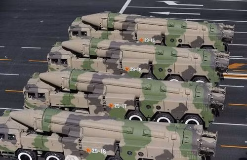 Dòng tên lửa DF-21 của Trung Quốc.