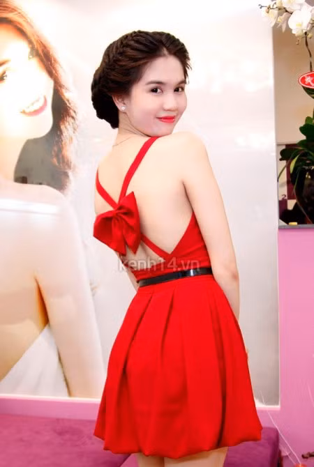Váy hở lưng chính là một style Ngọc Trinh hay sử dụng nhất để khoe tấm lưng nuột nà và làn da trắng muốt khiến nhiều người ghen tỵ.