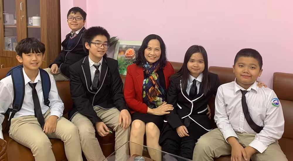Đức Dũng (áo trắng, ngồi đầu tiên từ phải qua trái) và các bạn chụp ảnh cùng cô Hiệu trưởng Lê Thị Chính (Ảnh: Thùy Linh) Đức Dũng (áo trắng, ngồi đầu tiên từ phải qua trái) và các bạn chụp ảnh cùng cô Hiệu trưởng Lê Thị Chính (Ảnh: Thùy Linh)