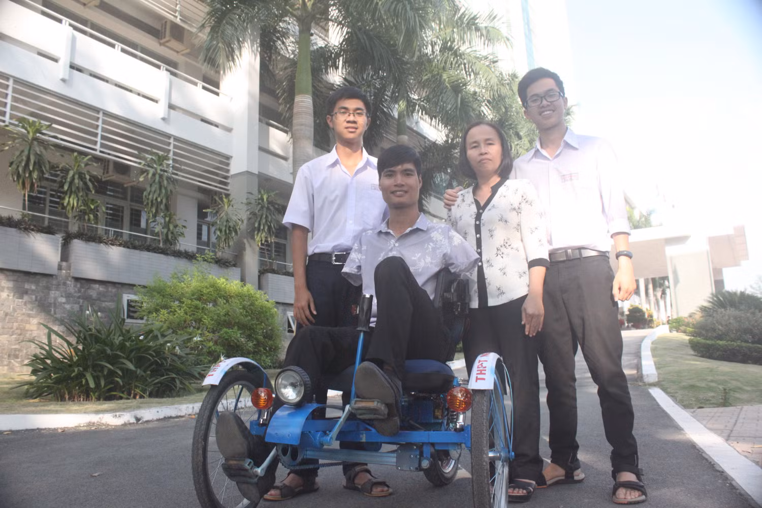 Ảnh lưu niệm của Nhà giáo ưu tú Nguyễn Thị Thúy với học trò do nhân vật cung cấp