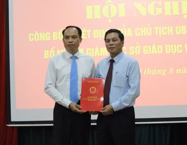 Chủ tịch Ủy ban nhân dân thành phố Hải Phòng trao quyết định bổ nhiệm ông Lê Quốc Tiến (bên trái) làm Giám đốc Sở Giáo dục và Đào tạo (Ảnh: CTV)
