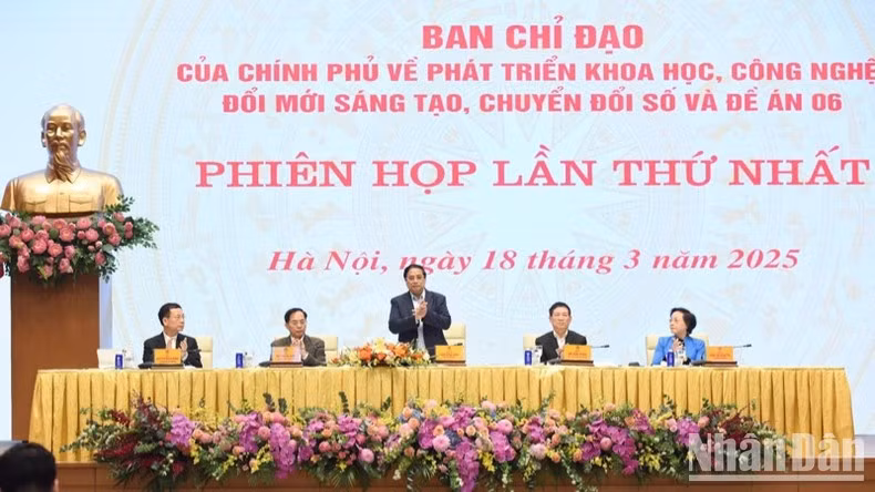 Thủ tướng Phạm Minh Chính và các đồng chí lãnh đạo đồng chủ trì hội nghị. (Ảnh: Trần Hải)