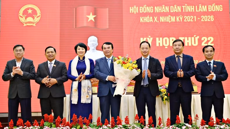 Lãnh đạo Tỉnh ủy, Hội đồng nhân dân và Ủy ban nhân dân tỉnh Lâm Đồng tặng hoa đồng chí Phạm S nghỉ hưu theo chế độ.